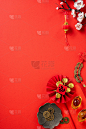 以中国农历新年为背景设计概念，以白梅和节日装饰。
