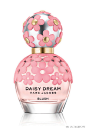 MARC JACOBS即将于2月26日发售粉红色的DAISY香水，这次的三款香水香味取自各种粉红色水果和果香和蔷薇、睡莲的香味，清新怡人。售价：9200日元。均为数量限定发售