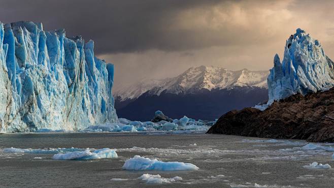 冰川国家公园中的佩里托莫雷诺冰川，阿根廷...