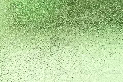 水滴在用柔和色调制成的玻璃上