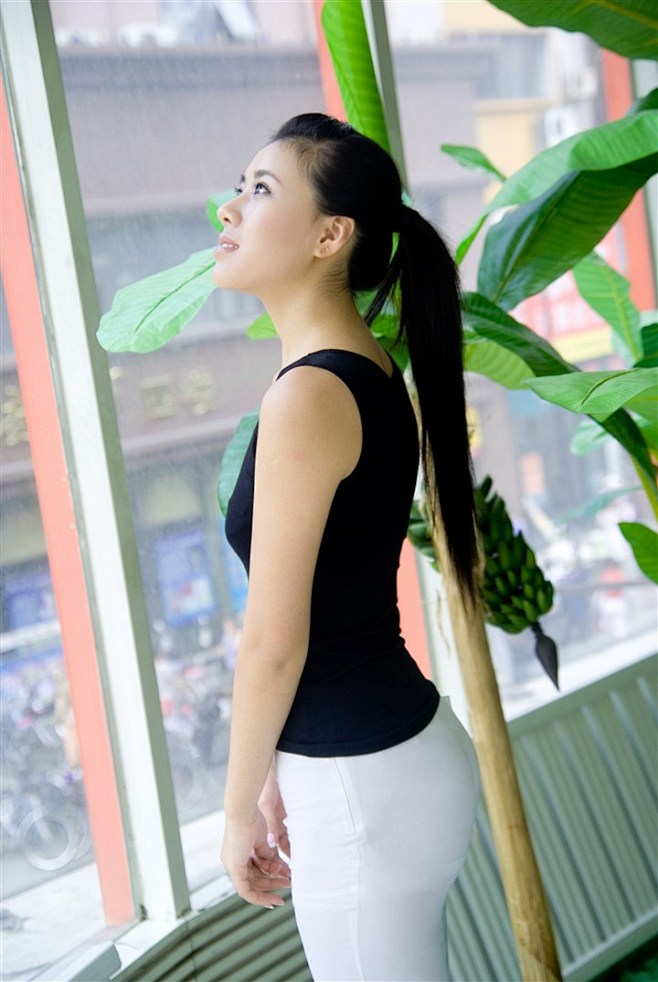 穿白色紧身裤的长发美女