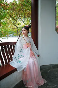 佳丽地，南朝盛事谁记。山围故国绕清江，髻鬟对起。怒涛寂寞打孤城，风樯遥度天际。 乙未年深秋摄于金陵朝天宫。