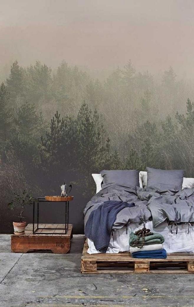 卧室里超逼真的森林墙纸让整个家都变得静谧...