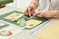 妇女制作贺卡元素