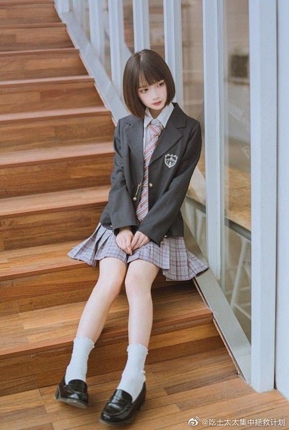 JK百褶裙坐姿
