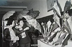 【1956年的新中国】图1河北房山县农民用上电灯；图2上海出口商品展览会；图3牡丹江机车厂装配蒸汽机车；图4鞍钢新建一所4000门自动电话交换机的电讯车间；图5在洪水包围中坚持生产的哈尔滨水泥厂；图6杭州市民在选购雨伞；图7妇女全国代表大会参观剧院；图8上海主妇选购雕花酒杯；图9抚顺工人养老院。