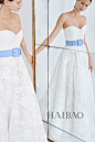 海报时尚网带你走进2018秋冬婚纱周：卡罗琳娜·海莱娜 (Carolina Herrera)18新娘秋冬，让色彩点缀纯白纱裙
