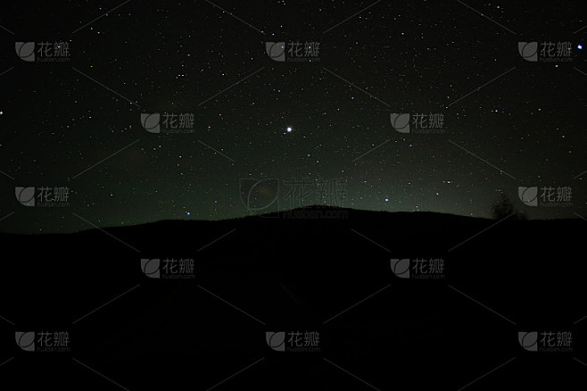 在喀尔巴阡山的夏日星空中，夜景熠熠生辉