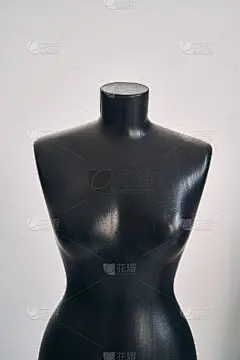 黑色女性人体模型的服装在白色的背景_5110800861