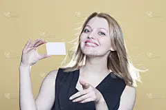 拿着空白名片的女孩