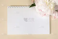 大的米黄色牡丹花和笔记本在轻纸背景。以婚礼、母亲节、生日等为主题的贺卡设计。