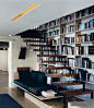 开放式楼梯，把空间运用到了极致，满墙的书架，舒适的坐榻！