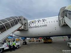 我们这次是直飞，美佳航空，飞8个小时，上海早上7点飞，由于时差，马尔代夫慢3小时...