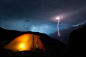 瑞士，奥博森松。闪电划过，野营之人避在帐篷内。