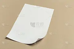 木桌上的白色名片。空白的肖像A4。