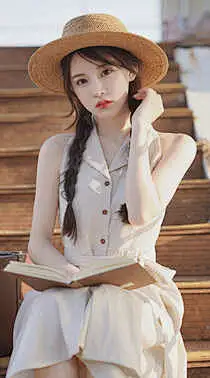 坐在楼梯台阶上的双麻花辫长裙美少女高清写真手机壁纸图片