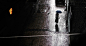 雨中香港 - Christophe Jacrot 攝影作品 » ㄇㄞˋ點子靈感創意誌 : 法國攝影師 Christophe Jacrot 卻選擇在這雨中拍攝香港的面貌；香港跟台灣有不少相似處，同處亞洲地狹人稠，觀看香港雨中招牌與街道，那種熟悉感讓人有種錯覺彷彿作品是在台灣攝影。