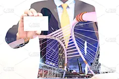生意人持有和显示空白名片的双重曝光。