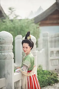 柏栏杆，雾花吹鬓海风寒，浩歌惊得浮云散。细数青山，指蓬莱一望间。纱巾岸，鹤背骑来惯。举头长啸，直上天坛。服装@裝束与樂舞  摄影@粉黛流芳中国古典服饰艺术摄影  #汉服摄影#