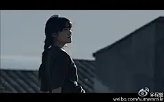 #寻光计划# 《我想和你虚度时光》的MV据说终于要剪辑完成了，先来几张截图给大家。第一次的正式MV拍摄，导演带着二十多个人在大理，从早到晚，山山水水，为了这首诗，为了那句 “短的沉默，长的无意义”。记得最后夕阳落下，大家疲惫却满是兴奋的神情。今晚最后定稿，明天就发，好吗 ​​​​