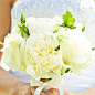  白色新娘捧花； 
白色牡丹，香味天竺葵，白lissianthus和白园玫瑰组成的花束