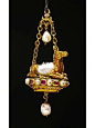 巴洛克珍最大的特点就是它风格迥异的形状，由于形状的不可复制性，所以每一件珍珠首饰都是孤品。 : 巴洛克珍最大的特点就是它风格迥异的形状，由于形状的不可复制性，所以每一件珍珠首饰都是孤品。最为出名的就是“坎宁海神”吊坠（图一）。在16世纪时，意大利的美第奇家族赠送给莫卧儿帝国国王，后来几经转手