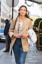 Alexa Chung身穿Mango灯芯绒结构外套现身巴黎时装周