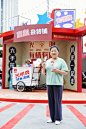 童心杂货铺

上世纪八九十年代的上海，充满烟火气的街头弄堂里一声声“光明冷饮米道老嗲额”不绝于耳，在这个杂货铺前，挑选心爱的童年爱物踢毽子、跳房子、拍画片，完成任务还可以收获礼品。
