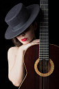 Guitar body : Iconic portrait of an Andalusian woman, symbolising the union between Flamenco music and beauty.