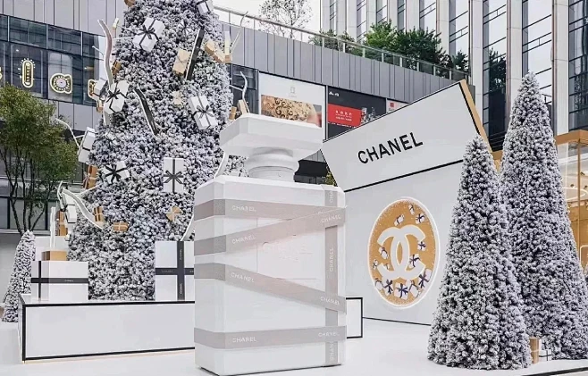 CNANEL香奈儿圣诞树亮相深圳万象天地...