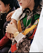 #GucciGrip# 来自全球各地的滑手与艺术家共同参与了全新 Grip 腕表创意项目。中国摄影师@Hailunma 和@比拉力bilal 的镜头下捕捉的是青年滑板情侣@王玓WD 与@二个雯，@潘家杰-PJ 与@6J1A，以及他们的滑手朋友们极限青春的上海滑板故事。在他们的日常中，爱是一种特殊的归属感。点击O网页链接 ​​​​...展开全文c