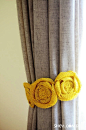 造型独特且精致的窗帘绑带与窗帘挂钩不仅适用，还会给墙面增加小小情趣哦！