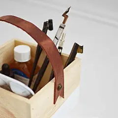 将带着野性的皮革，与原色的木盒组合在一起，加上小清晰的不规则手绘，无论在家用，还是带着去写生，都是非常的赞~