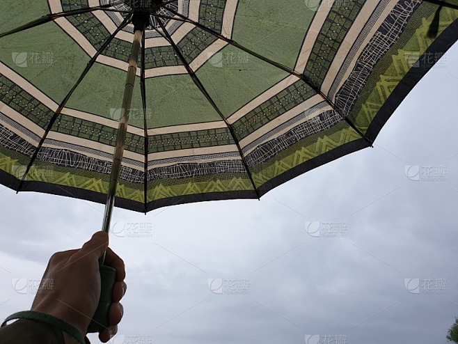 雨和伞。伞和云。