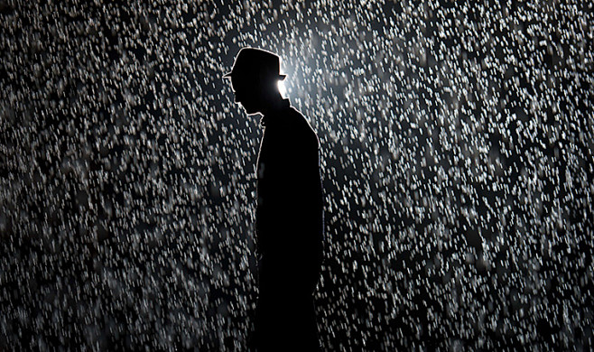 英国伦敦一个人在雨室中行走这是位于巴比肯艺术中心的一个特效设备当