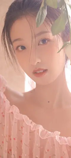 粉色可爱美女冯丽林全屏手机壁纸