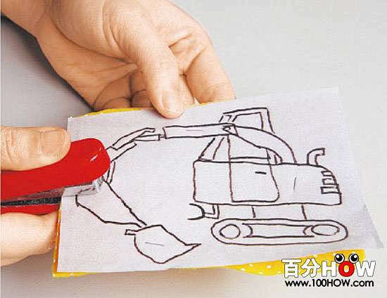 亲子手工：用孩子的画作DIY拼贴水壶袋(...