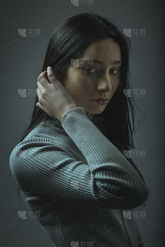 穿灰色衣服的女孩