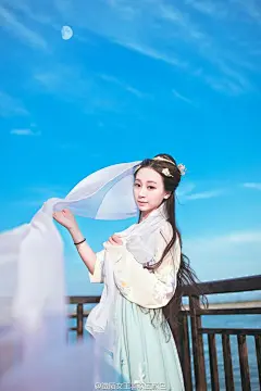 《游仙词•张泰》
海风吹绉蔚蓝天，山涌芙蓉月涌莲。
对对凌波尘袜小，相逢多是水中仙。
汉服：@华姿仪赏汉服 
首饰：@青荷记-故梦倾城传统工艺 
出品：徵陌汉服摄影工作室•@加州3515 
地址：洛阳•丝绸之路公园还没刷完漆的桥
【转发微博并关注@徵陌女王喜欢蓝颜色 顺带艾特3位好友，7月20号抽10个支付宝30】
抄送@汉服-传承 @汉服村 @汉服摄影公众号 @汉服写真馆 @汉服晴空 @汉服荟@汉服资讯 @汉服网 @汉服吧 @汉服商家资讯 @汉服时尚
【其实就是玩儿披帛停不下来 】
【别问为啥都扭脖子，