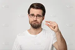 失望的千禧男戴着小尺寸的眼镜。