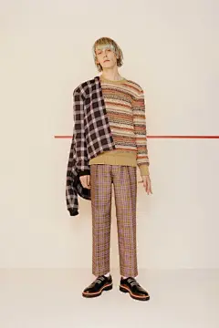 Christopher Kane SS 2017 | Kane这一次回溯了90年代他在苏格兰的记忆。那时宗教派系的冲突，街头时刻巡逻着的警察，这些记忆景象都与当下动荡的世界极为相似，特别是几天前发生的奥兰多枪击案。衣服包袋上的文字Slogan“Law and Orders”便是最好的注解。经典的格纹，旧海报式的枪手印花则复古气十足