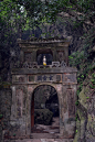 越南岘港大理石山周围的佛像