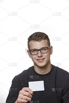 年轻的工人展示他的名片
