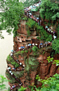 四川乐山大佛的梯路，人流也形成了一道拥挤的风景。