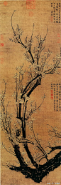 【元代王冕的墨梅】元代画梅以王冕最负盛名，他衣着老旧，举止狂放，后来定居于浙江会稽九里山，住屋四周遍植梅树千株，名为“梅花屋”。藏于北京故宫的《墨梅图》便是他的代表作，画面处理得纯粹内敛，柔韧素雅，不炫耀色彩，表现出来的艺术形式恰好是王冕所欣赏梅树本身的特质