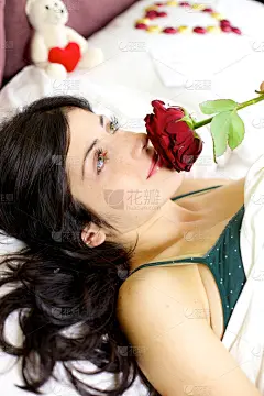 与恋爱中的女人玫瑰在手