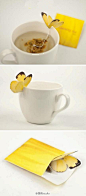[【产品设计】蝴蝶茶包，好美] 来自设计师Yena Lee的创意，茶包挂绳的另一头是纸做的蝴蝶，于是，泡茶的时候，这蝴蝶可以卡在茶杯边沿上，像挂钩一样把茶包线挂住，方便处理茶包，又增加美感——远远望去，一只蝴蝶停在了茶杯上。