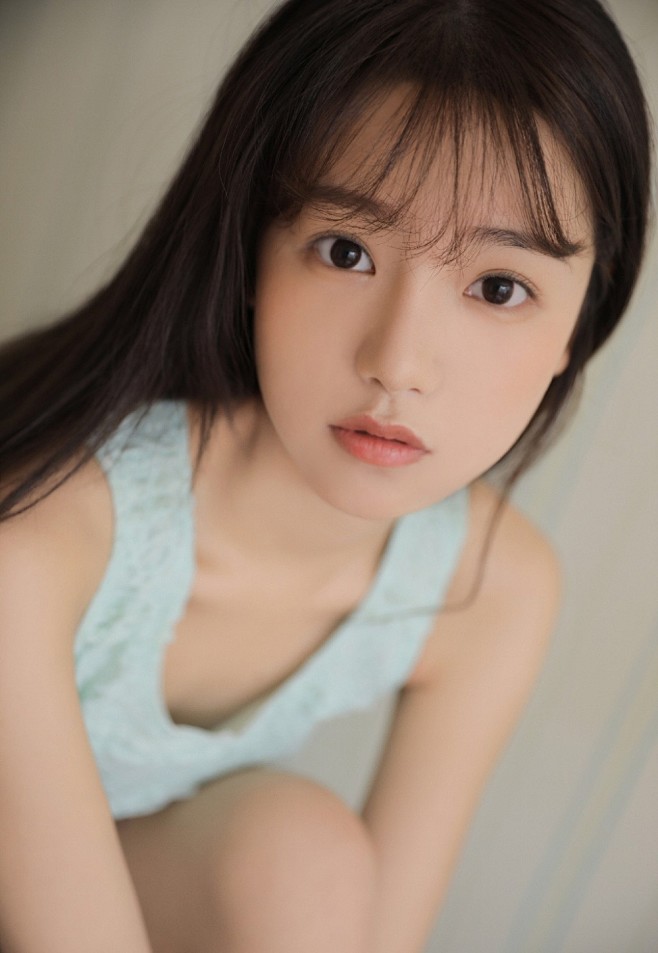 人间难得一见的绝色尤物沙发上乖巧可爱图片