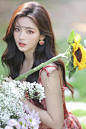 组图：杨超越夏日花丛写真好美艳 穿红色吊带碎花裙飘逸又灵动 : 31日，杨超越分享一组夏日氛围感写真。穿红色吊带碎花裙飘逸又灵动。