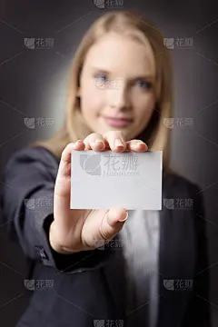 有名片的自信女人